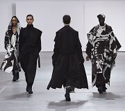 &bdquo;Issey Miyake&ldquo; 2020&ndash;2021 m. rudens ir žiemos kolekcijos modelis