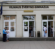 Vilniaus Žvėryno gimnazijoje abiturientai renkasi į lietuvių kalbos egzaminą