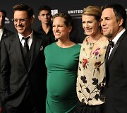 Robertas Downey jaunesnysis su žmona Susan ir Markas Ruffalo su žmona Sunrise Coigney