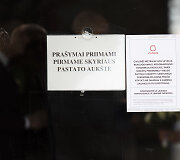 Vestuvių akimirka prie Santuokų rūmų