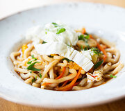 Udon makaronai su daržovėmis ir apelsinų Hoisin padažu