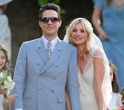 Kate Moss ir Jamie Hince'as (2011 m.)