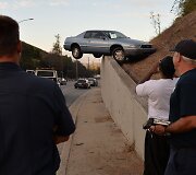 Automobilis ant atraminės betono sienos