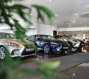 &bdquo;Lexus&ldquo; atstovai Vilniuje atnaujino automobilių saloną