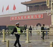 Tiananmenio aik&scaron;tėje policininkai užtvėrė įvykio vietą.