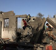Palestiniečiai tarp griuvėsių Rafoje, pietinėje Gazos Ruožo dalyje