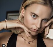 Ugnė Gelgotaitė juvelyrikos dirbinių &bdquo;Rosato&ldquo; reklamoje