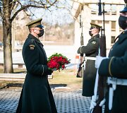 Gėlių padėjimas prie Kovo 11-ajai skirto paminklo