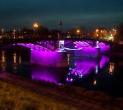 Ankstukams purpurine spalva įžiebtas Žvėryno tiltas