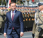 Karinis paradą Var&scaron;uvoje sveikina prezidentas A.Duda