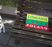 Akcijos dalyviai fotografavosi su plakatu &bdquo;Lietuva myli Lenkiją&ldquo;