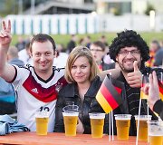 Futbolo gerbėjai stebi finalo rungtynes.