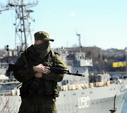 Rusijos karys netoli Ukrainos karinio laivo &bdquo;Slavutyčius&ldquo;, Sevastopolyje.