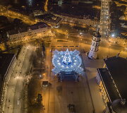 Įžiebta Vilniaus Kalėdų eglė &bdquo;Laikas&ldquo; &ndash; lyg stilizuotas laikrodis