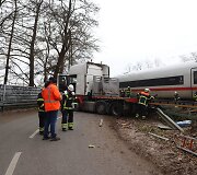 Vokietijoje traukinys įsirėžė į sunkvežimį