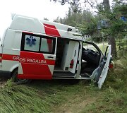Nuo kelio nuvažiavęs GMP automobilis 