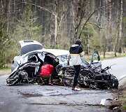 Karačiūnų gatvėje BMW atsitrenkė į medį