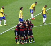 Vokietijos futbolininkai džiaugiasi įvarčiu