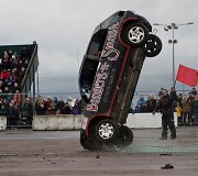 Kaskadinių automobilių triukų pasirodymas Velingbore