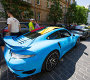Vilniaus Gedimino prospekte daugiau nei 100 &bdquo;Porsche&ldquo; automobilių su Lietuvos trispalvėmis