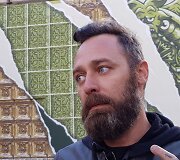 Diogo Machado kūrinys ant Klaipėdos Parodų rūmų sienos.