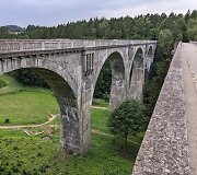 Taip atrodo vienas i&scaron; tiltų, žiūrint nuo kito vir&scaron;aus