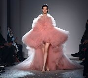 &bdquo;Giambattista Valli&ldquo; 2019 m. pavasario ir vasaros kolekcijos modelis