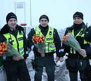 Moters dienos proga pareigūnai moterims dovanojo gėles