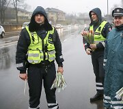 Vilniaus kelių policija sveikino moteris Kovos 8-osios dienos proga
