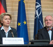 Vokietijos gynybos ministrė Ursula von der Leyen ir Kra&scaron;to apsaugos ministras Juozas Olekas