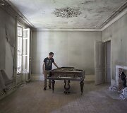 Pianino mokytojo Romaino Thiery įamžinti pianinai apleistuose pastatuose