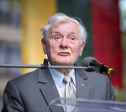 Valdas Adamkus