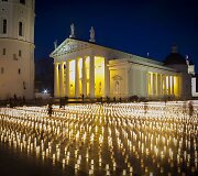 Žvakės Vilniaus Katedros aik&scaron;tėje &ndash; už žuvusius keliuose.