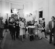 JAV pirmoji ponia Betty Ford su Kalėdų Seneliu ruo&scaron;iasi Baltųjų rūmų kalėdiniam vakarėliui