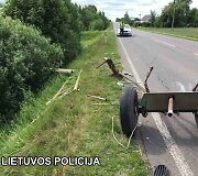 Vilniaus rajone automobilis trenkėsi į arklio traukiamą vežimą