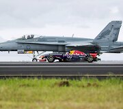 &bdquo;Red Bull&ldquo; formulė &scaron;alia Australijos oro pajėgų &bdquo;F/A-18 Hornet&ldquo; naikintuvo
