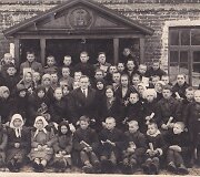 1933m. Jonas Baranauskas su Palėvenės parapijos angelaičiais