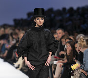 Juozo Statkevičiaus 2020 m. pavasario ir vasaros &bdquo;haute couture&ldquo; kolekcijos modelis