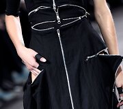 &bdquo;Yohji Yamamoto&ldquo; 2019 m. pavasario ir vasaros kolekcijos modelis