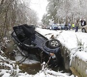 &Scaron;iaurės Karolinoje nuo kelio nuslydęs automobilis.