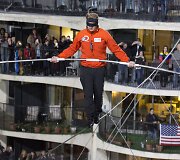 Niko Wallenda pasirodymas 152 metrų auk&scaron;tyje, Čikagoje.