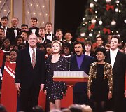 Prezidentas George'as H.W. Bushas su pirmąja ponia Barbara Bush dainuoja kasmetiniame &bdquo;NBC'S&ldquo; kalėdiniame vakarėlyje