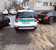 Taikos pr. Kaune ant pėsčiųjų tako stovintys automobiliai