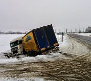 Netoli Panevėžio nuo kelio nuvažiavo vilkikas