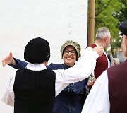 Jurbarko rajono Smalininkų miestelio gyventojai rinkti prezidento ir europarlamentarų atėjo pasipuo&scaron;ę tautiniais drabužiais