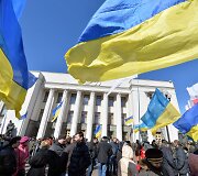 Kijeve prie Ukrainos parlamento susirinkę žmonės