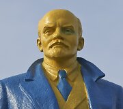 Ukrainos vėliavos spalvomis nudažytas Lenino paminklas