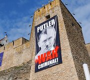 Vladimiras Putinas vaizduojamas kaip Hitleris