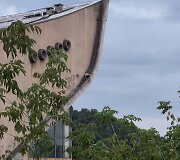 Žmonės ant Sporto rūmų stogo