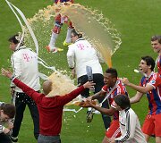 Miuncheno &bdquo;Bayern&ldquo; klubo žaidėjai ir treneriai  &scaron;venčia pergalę Bundeslygos čempionate